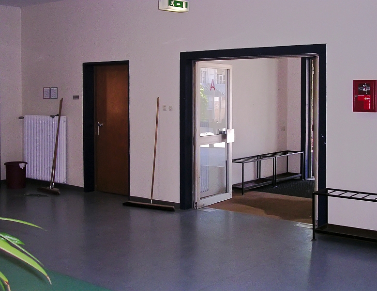 DSCN0116.jpg - links die "Hausmeisterwohnung"
